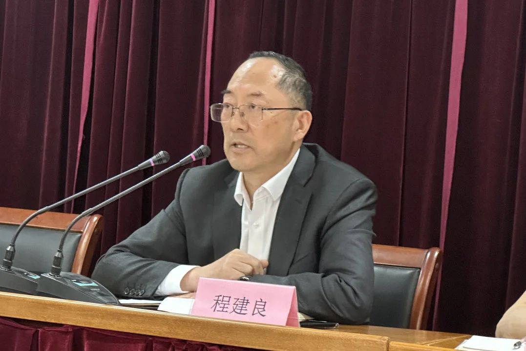 Changshu Polyester veranstaltete ein Treffen für Kader, Ingenieur- und technisches Personal und Marketingpersonal mit mittleren Kadern, technischem und technischem Personal